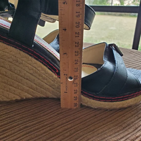 Women's open toe platform ankle strap open toe wedge sandals. Size 11. - Picture 11 of 15